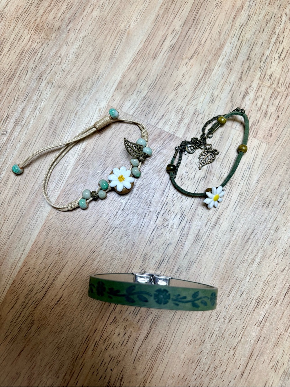 Handmade Daisy Charm Bracelet - Green and Cream